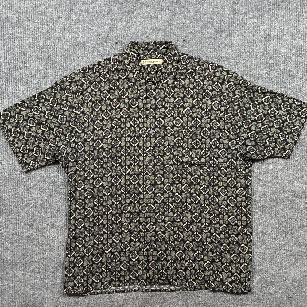 Munsingwear Mens Up Down Shirt Size L Black 100% Rayon Casual Short Sleeve